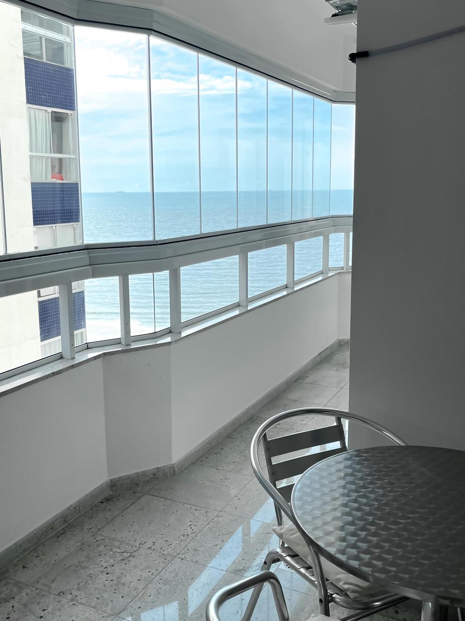 Vista A Roda Gigante E Mar